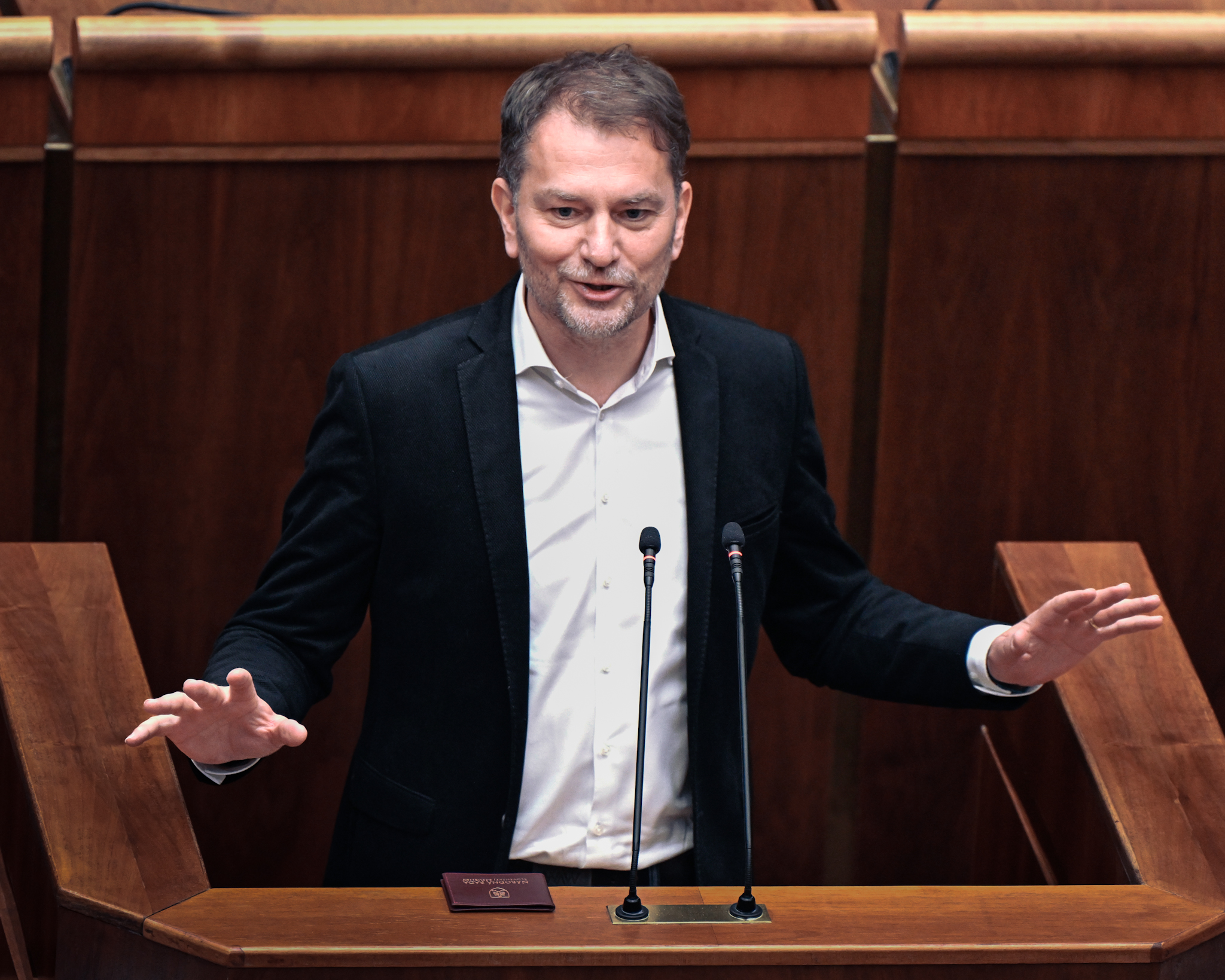 Matovičov transparent spustil roztržku v parlamente, spievalo sa aj pískalo