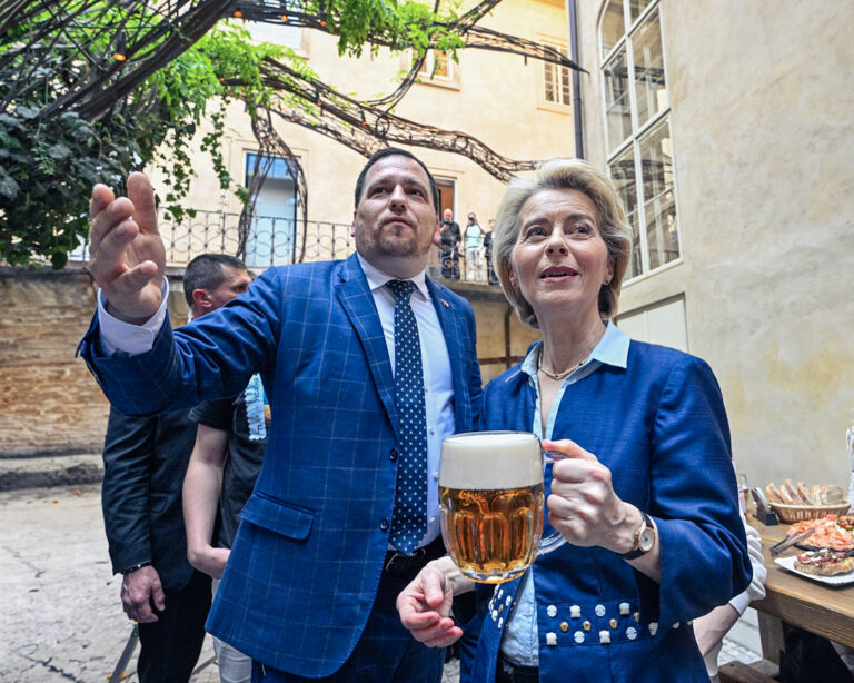Europoslanec Tomáš Zdechovský a predsedníčka Ursula von der Leyenová na pive v Prahe U Rarášků, 30. apríla 2024. Foto: Šimánek Vít/ ČTK/Profimedia