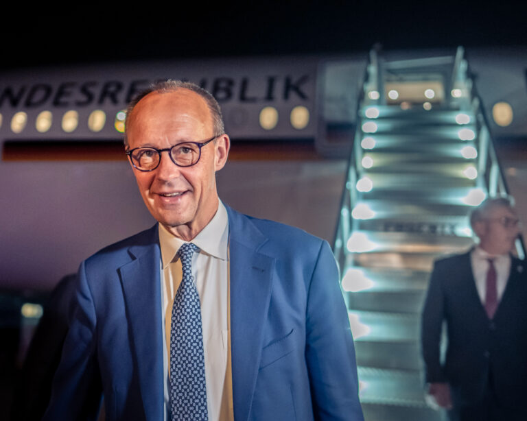 Friedrich Merz na letisku vo Washingtone. Foto: Michael Kappeler/picture alliance via Getty Images