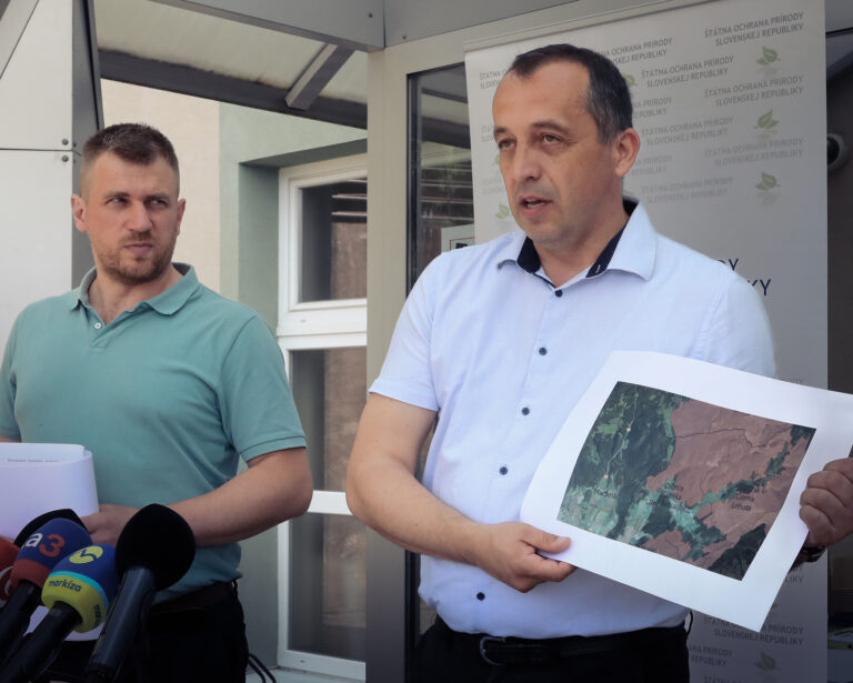 Generálny riaditeľ Štátnej ochrany prírody Roman Fajth (vpravo), štátny tajomník ministerstva životného prostredia Filip Kuffa (vľavo). Foto: Ján Krošlák/TASR