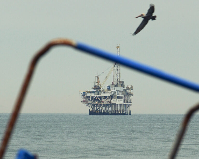 Ropná plošina pri pláži Seal beach, California. Foto: David McNew/Getty Images