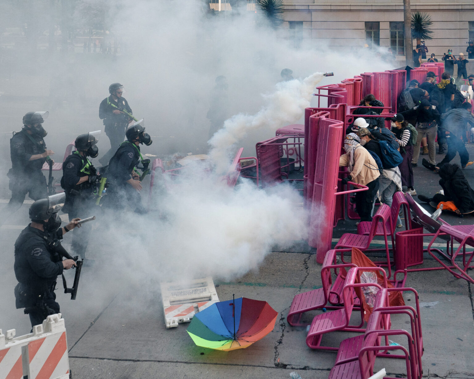 Polícia v Los Angeles rozháňa demonštrantov. Foto: David Ryder/REUTERS