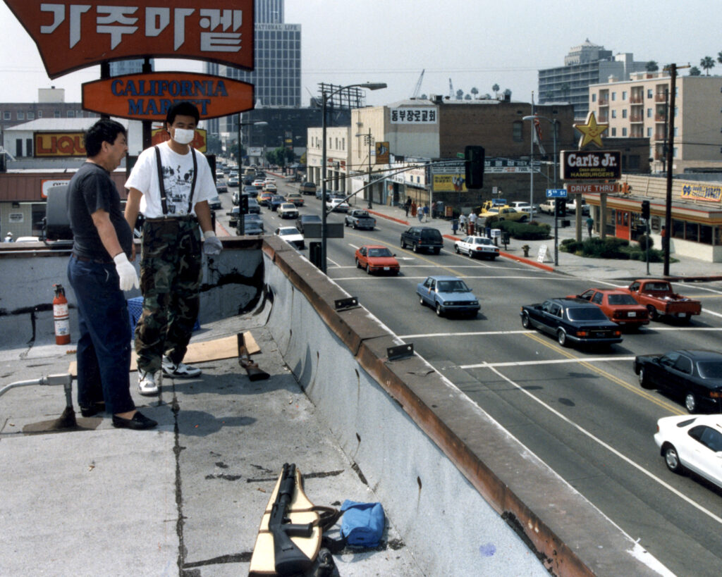 LV.0116.Koreatown20–– FILE PHOTO: 5/01/92–– California Market employees and Korean vigilantes guard the market from the roof top. The market is in Koreatown in Los Angeles, CA. PHOTO CREDIT: Hyungwon Kang/LA Times