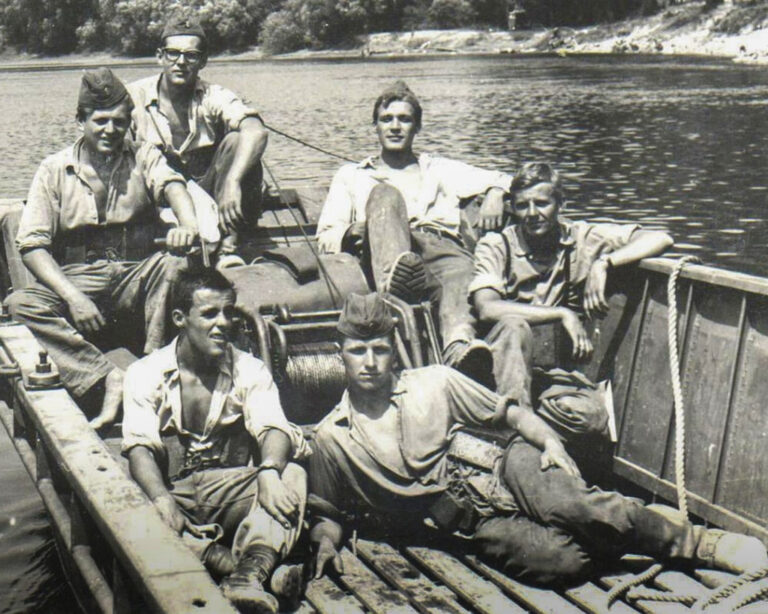 Jaroslav Pádivý v bielej košeli vpravo hore. Povodeň na Dunaji 1965. Foto: TASR 