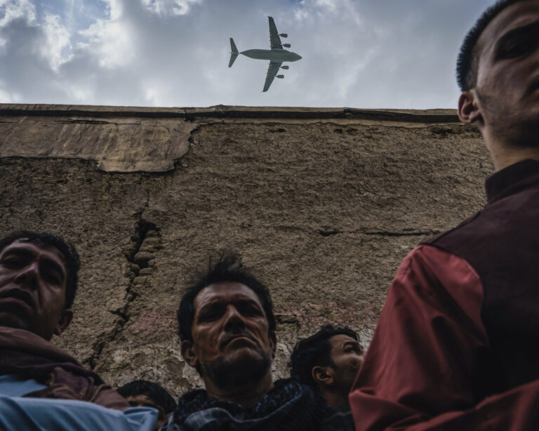 Vojenské transportné lietadlo prelietava nad miestom, kde sa rodina zhromaždila okolo spáleného vraku vozidla zasiahnutého bezpilotným lietadlom.

Foto: MARCUS YAM/LOS ANGELES TIMES/Getty Images