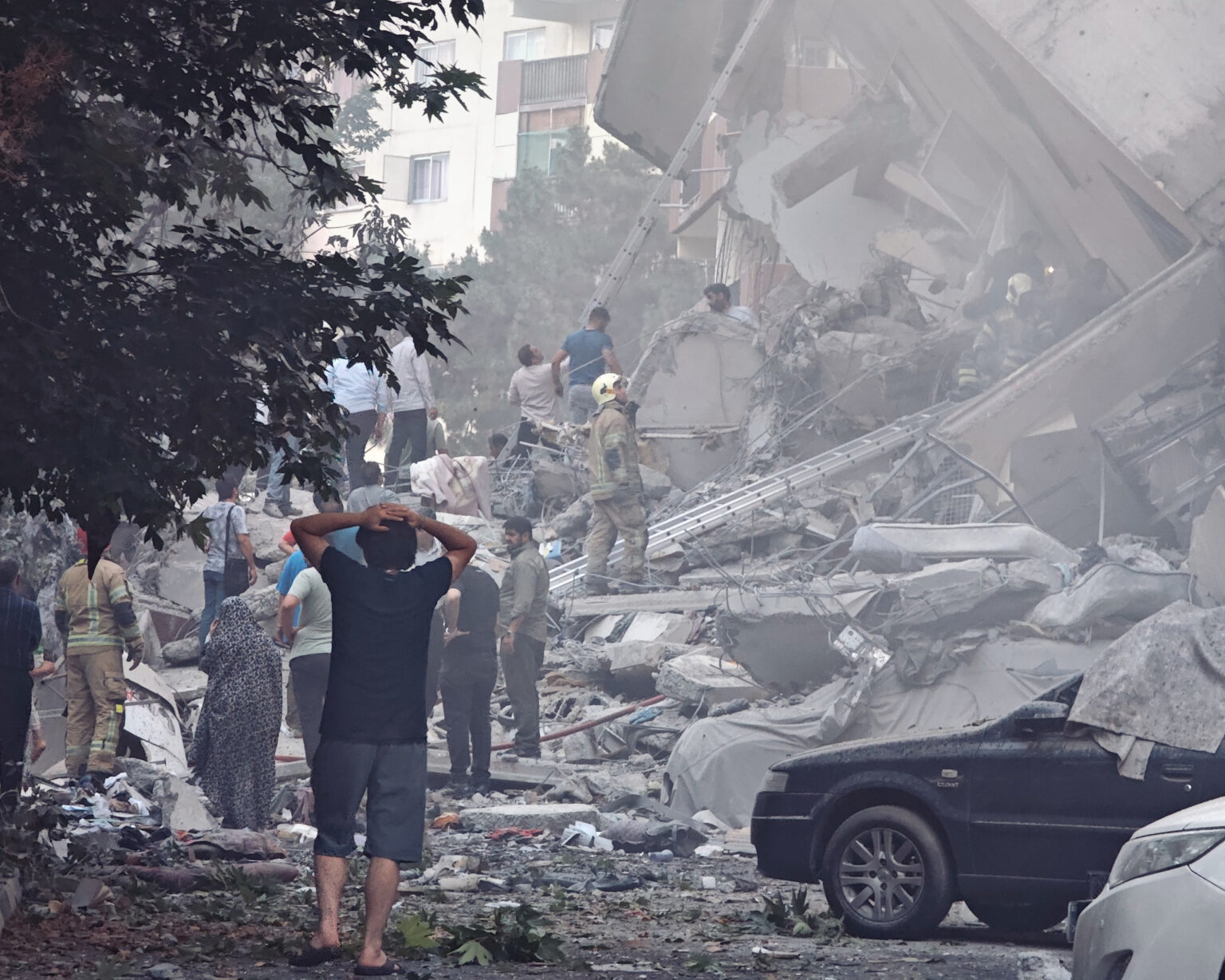 Ľudia si prezerajú škody na budovách na námestí Nobonyad po izraelských vzdušných útokoch 13. júna 2025. Teherán, Irán. Foto: Majid Saeedi/Getty Images