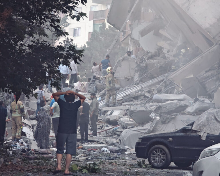 Ľudia si prezerajú škody na budovách na námestí Nobonyad po izraelských vzdušných útokoch 13. júna 2025. Teherán, Irán. Foto: Majid Saeedi/Getty Images