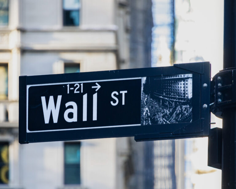 Označenie ulice Wall street. Manhattan, New York. Foto: Nicolas Economou/NurPhoto via Getty Images