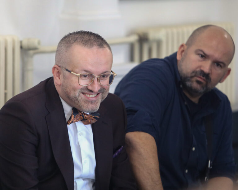 Vladimír Pčolinský (vľavo) prišiel na súd v sprievode brata, exposlanca za Sme rodina Petra Pčolinského (vpravo). Foto: Ján Krošlák/TASR