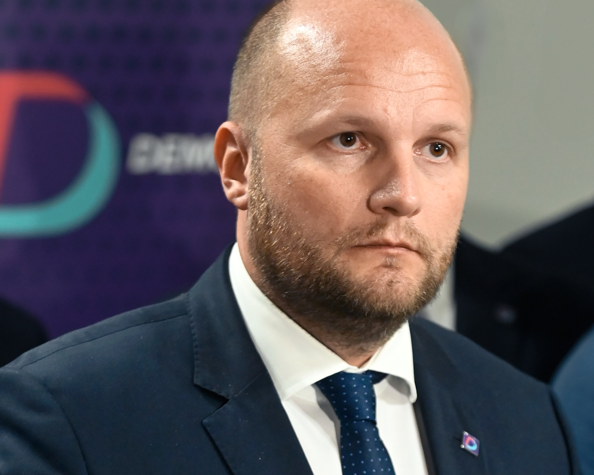 Naď vypovedal v kauze darovania migov. Nebola to svojvôľa, tvrdí