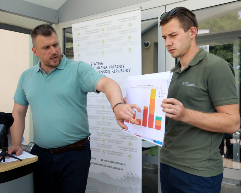 Marián Chabada ukazuje grafy súvisiace s medveďmi. Foto: Ján Krošlák/TASR