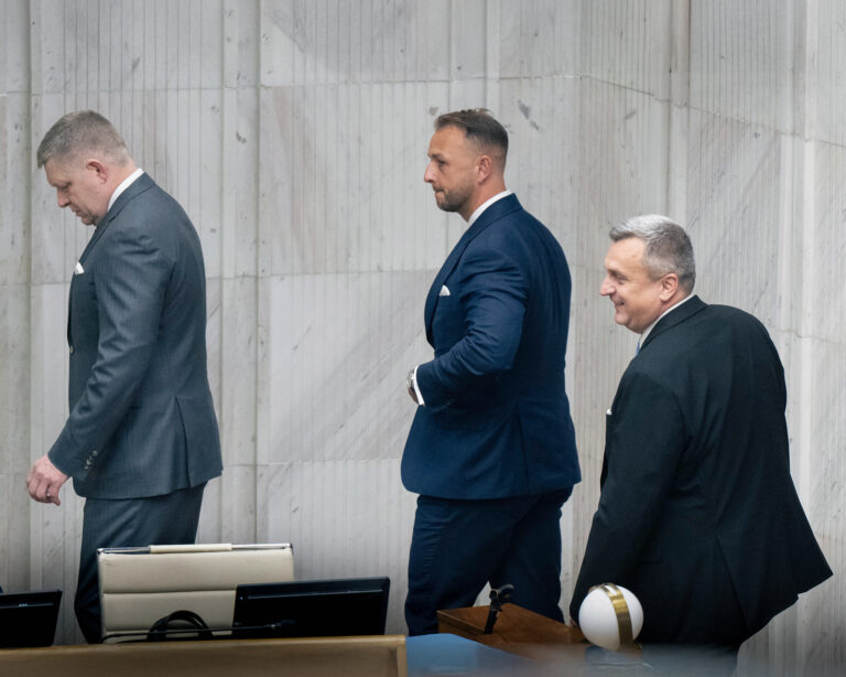 Zľava: Robert Fico, Matúš Šutaj Eštok a Andrej Danko. Foto: Martin Baumann/TASR