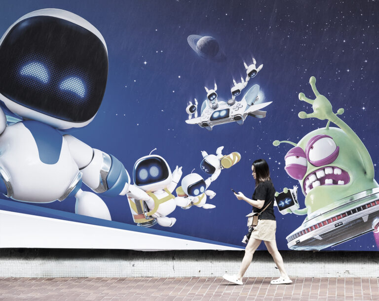 Chodec prechádza popri reklame na PlayStation 5. Foto: Sebastian Ng/SOPA Images/LightRocket cez Getty Images