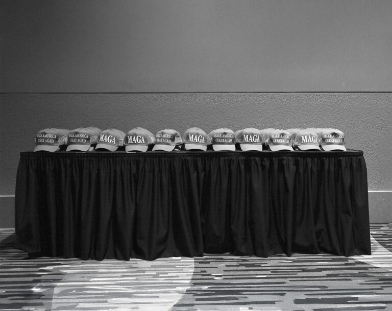 Čiapky MAGA sú položené na stole pre podporovateľov republikánskeho prezidentského kandidáta Donalda Trumpa. Foto: Ricky Carioti/The Washington Post cez Getty Images