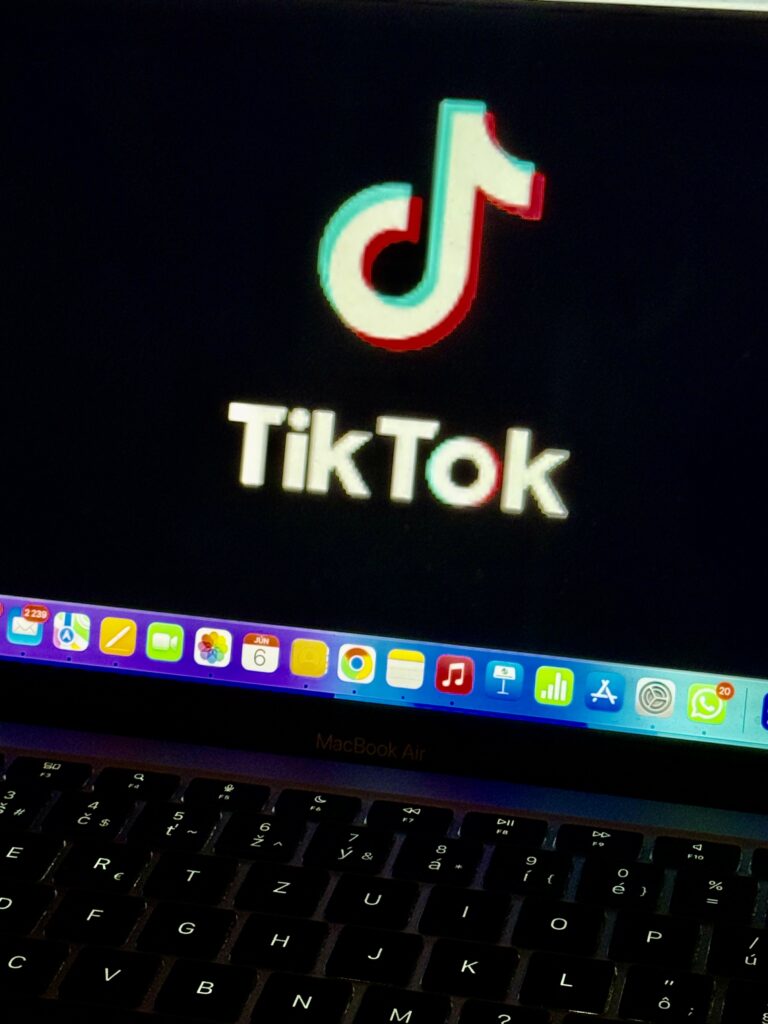 Trump tvrdí, že našiel kupca pre TikTok. Údajne ide o skupinu „superboháčov“