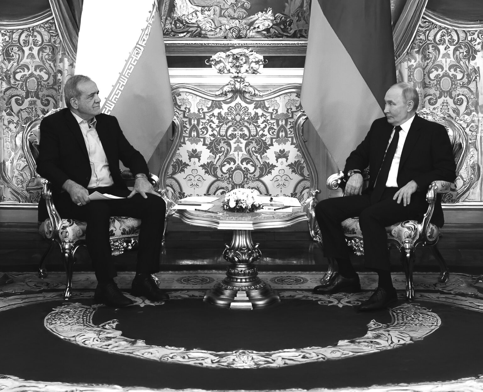 Ruský prezident Vladimir Putin na stretnutí s iranským prezidentom Masoudom Pezeshkianom. Photo: Kremlin Press Office / Handout /Anadolu via Getty Images