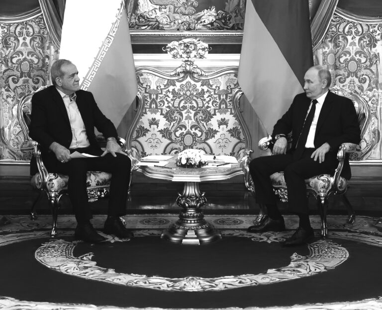 Ruský prezident Vladimir Putin na stretnutí s iranským prezidentom Masoudom Pezeshkianom. Photo: Kremlin Press Office / Handout /Anadolu via Getty Images