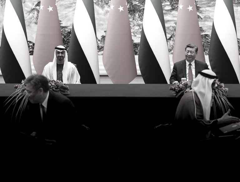 Čínsky prezident Si Ťin-pching a prezident Spojených arabských emirátov šejk Muhammad bin Zajid Ál Nahján. Foto: Tingshu Wang – Pool/Getty Images