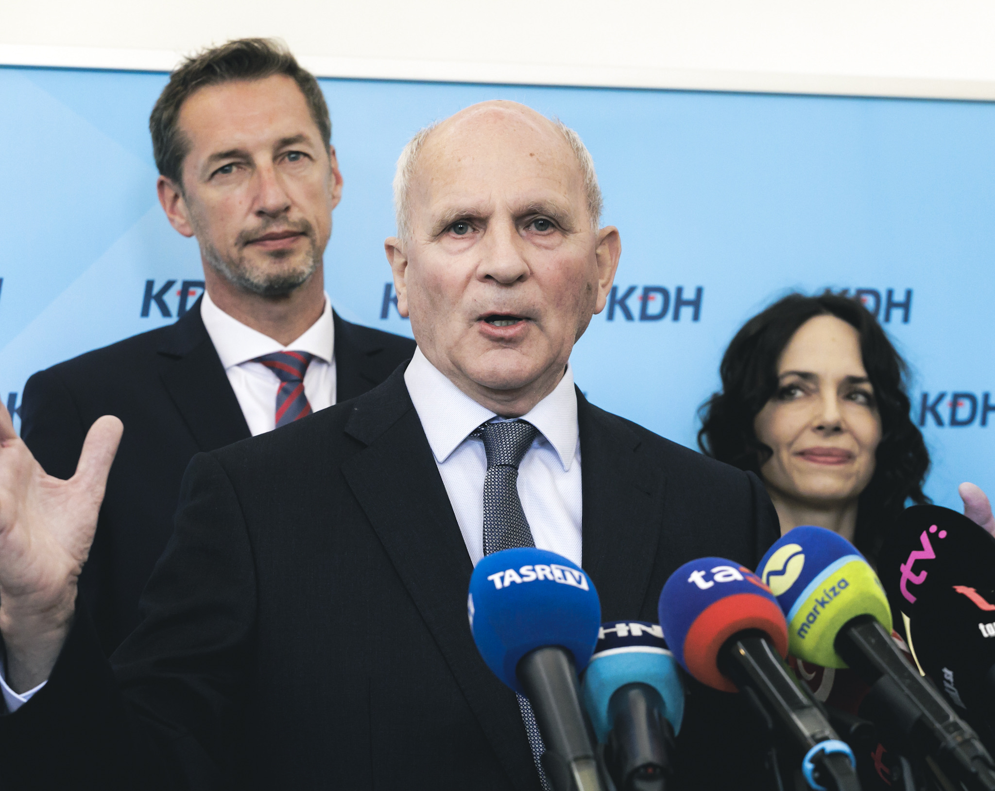 Novela ústavy je neistá. Pridá sa niekto k Mikloškovi?