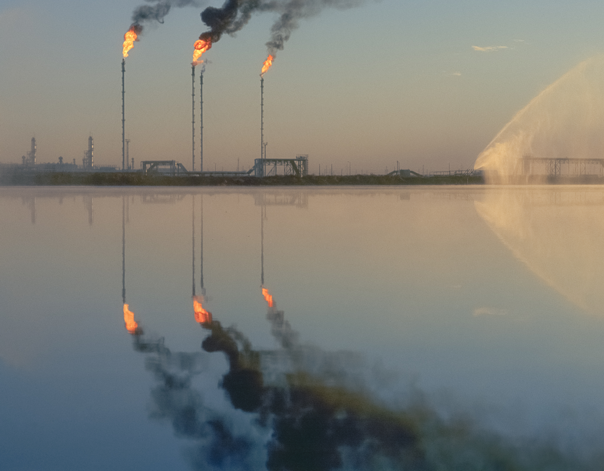 Polnočné kladivo: Svet na pokraji ropnej a krypto krízy