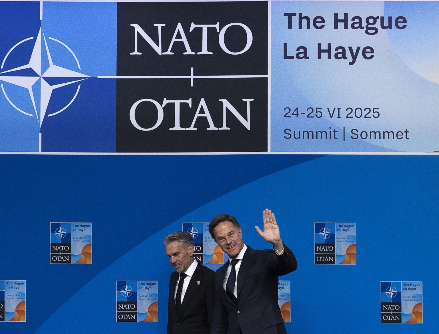Generálny tajomník NATO Mark Rutte pozdravuje novinárov počas rozhovoru s Dickom Schoofom. Foto: Omar Havana/Getty Images
