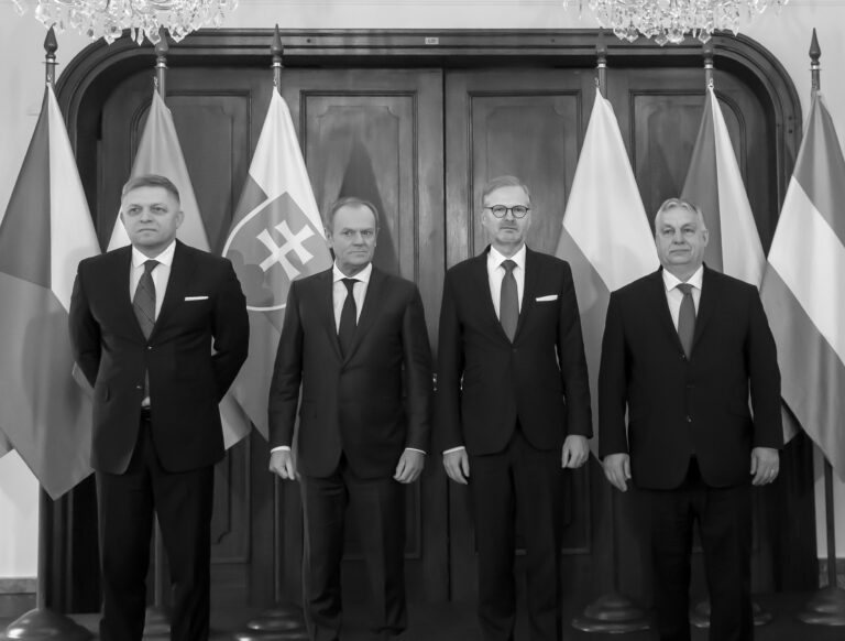 Slovenský premiér Robert Fico, poľský premiér Donald Tusk, český premiér Petr Fiala a maďarský premiér Viktor Orbán pózujú na fotografiu počas samitu Vyšehradskej skupiny (V4). Foto: Tomas Tkacik/SOPA Images/LightRocket via Getty Images