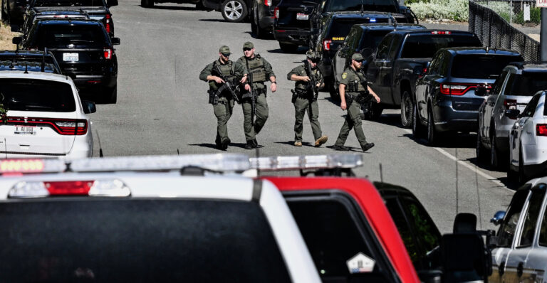 Polícia a hasiči zasahujú pri streľbe a požiari na hore Canfield v Coeur d'Alene v Idahu. Foto: TASR/Kathy Plonka/The Spokesman-Review via AP
