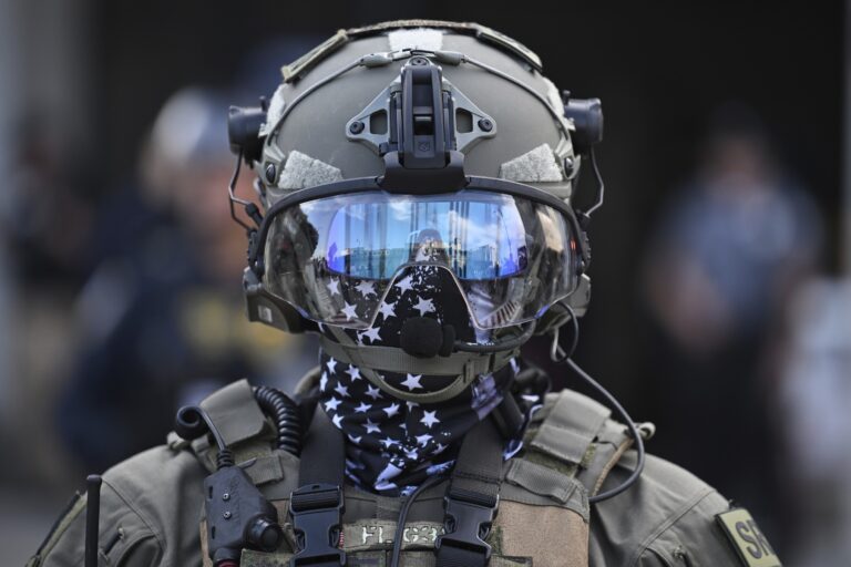 Člen zásahovej skupiny šerifa v Los Angeles chráni počas protestov vládnu budovu. Foto: TASR/AP