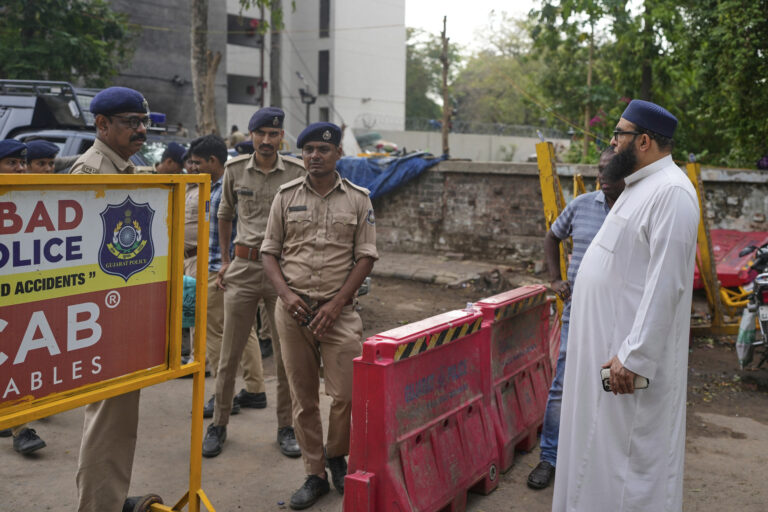V Indii sa zrútil vrtuľník s pútnikmi, zahynulo sedem osôb