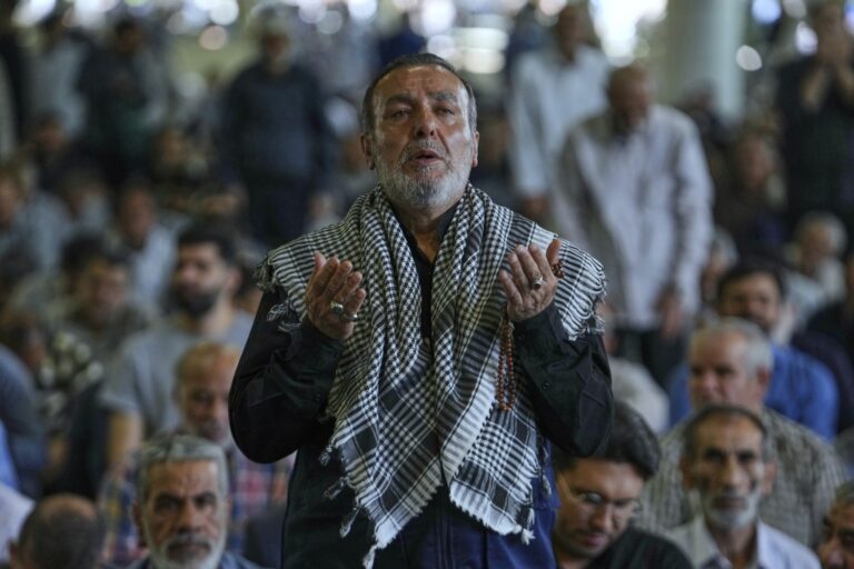 Modliaci sa moslim v priestoroch Teheránskej univerzity 13. júna 2025. Foto: TASR/AP