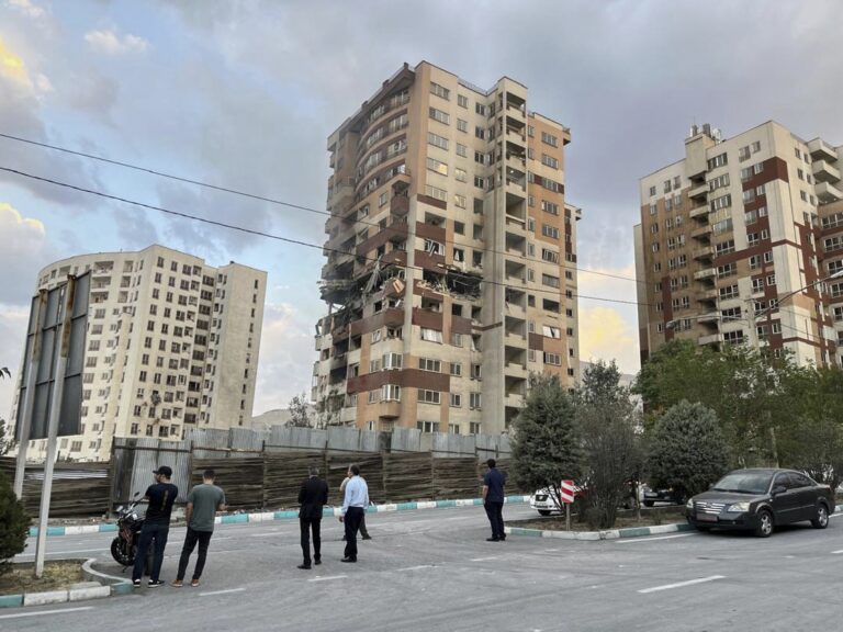 Záber na Teherán po izraelskom vzdušnom útoku 13. júna 2025. Foto: TASR/AP