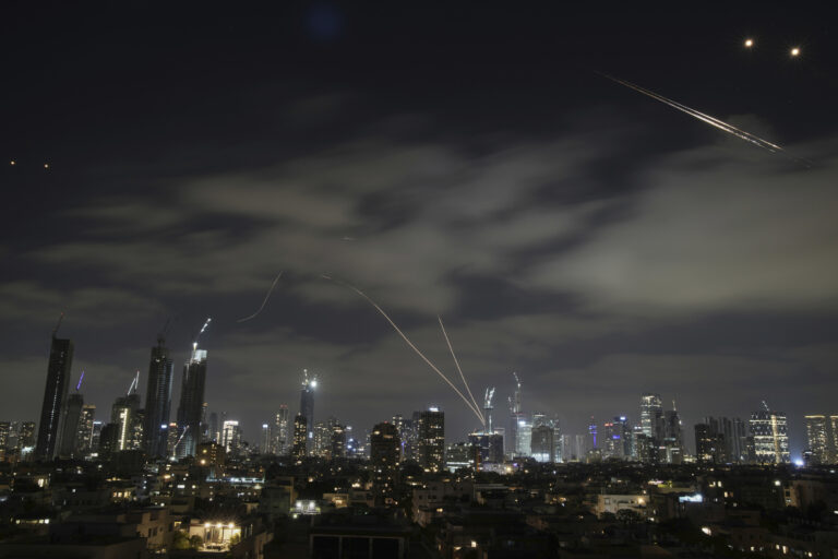 Izrael zaútočil na západ Iránu, Teherán odpovedal novými raketami