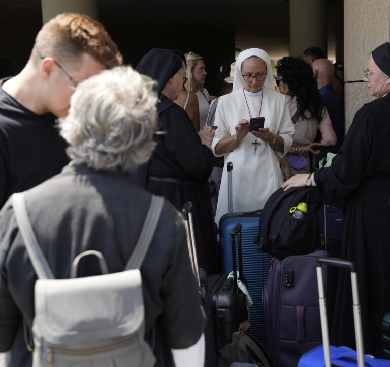 Poliaci a Maďari evakuovaní z Blízkeho východu prichádzajú domov