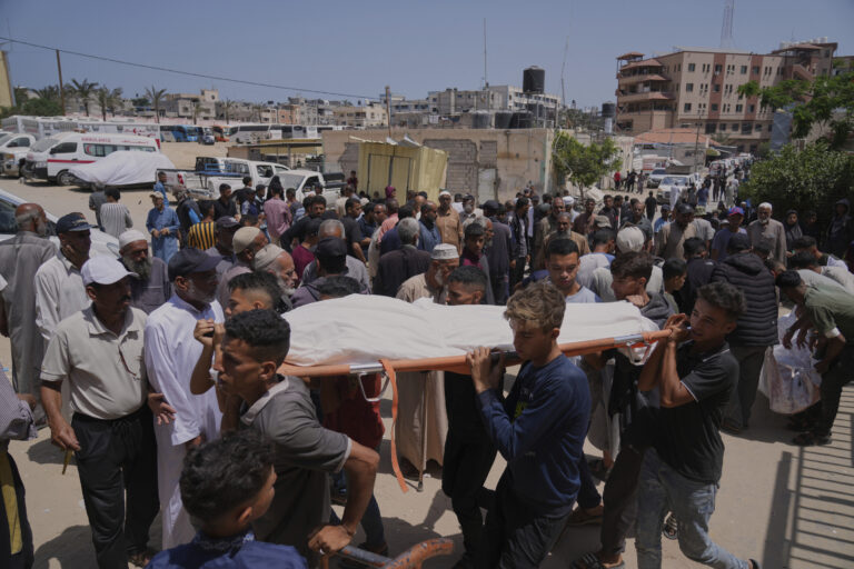 Izraelské tanky zasiahli v Gaze dav čakajúci na potraviny, hlásia 59 mŕtvych