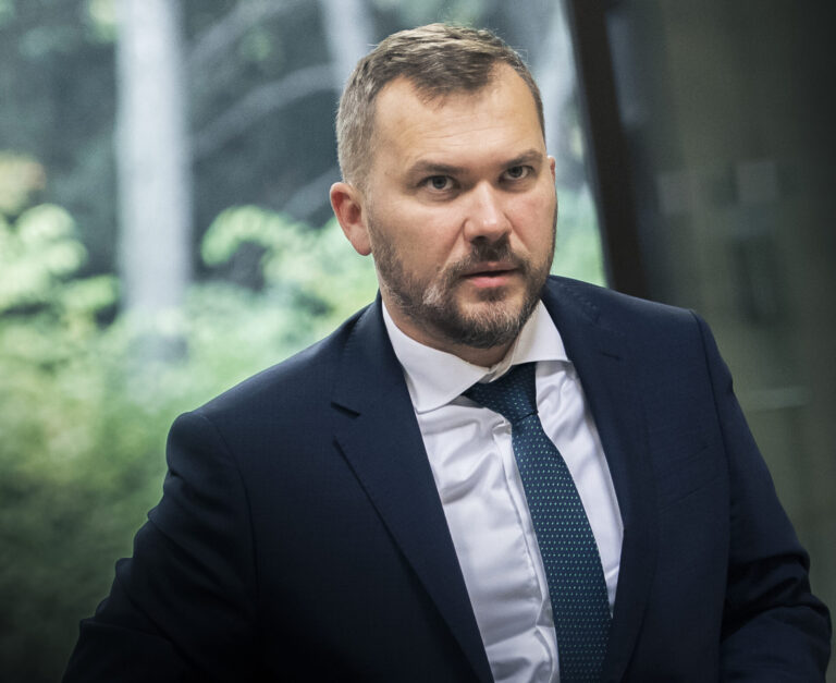 Vláda si podľa KDH zvýšila platy v rozpore s ústavou