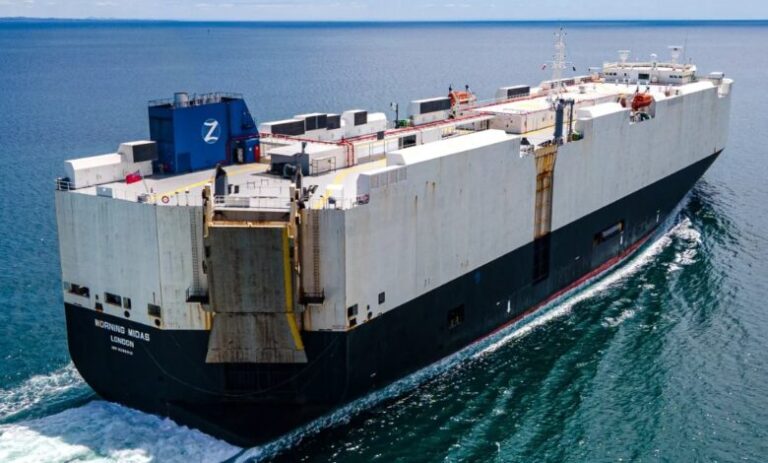 Dramatická záchrana pri Aljaške: loď s 3 000 vozidlami zachvátil požiar