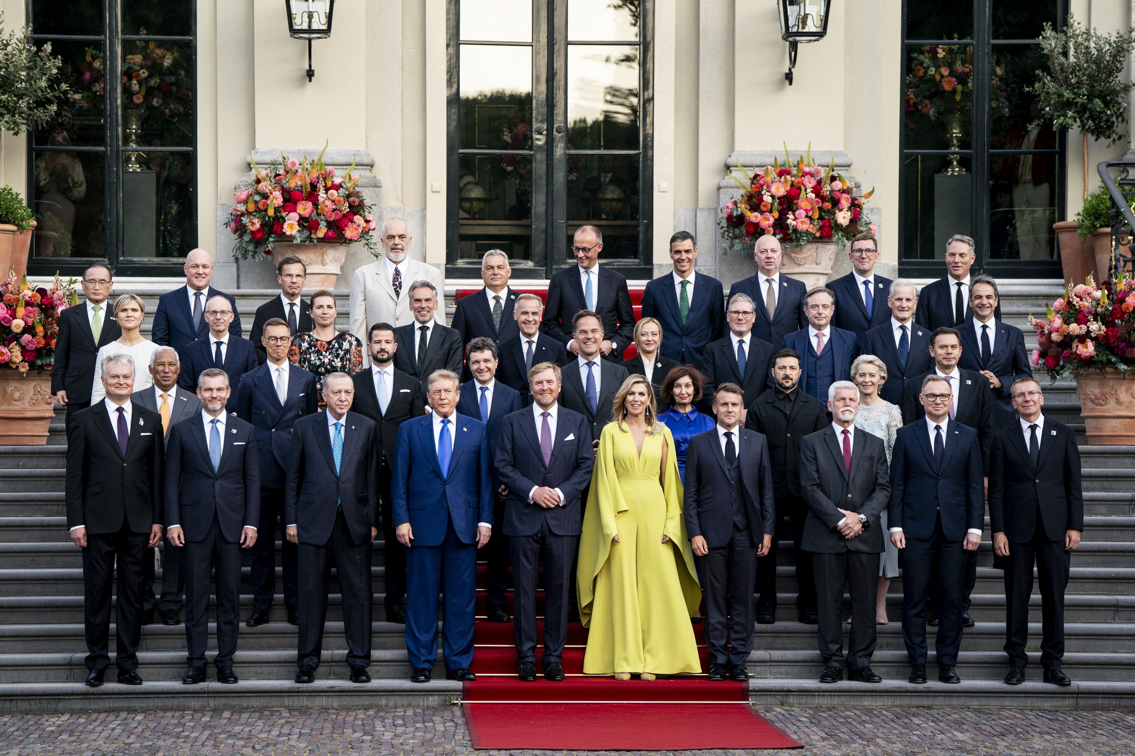 Lídri NATO potvrdili záväzok piatich percent na obranu. Trump sa krátko stretol so Zelenským