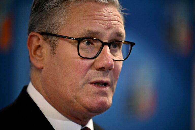 Starmer: Ak Izrael nezastaví boje, Británia uzná Palestínsky štát