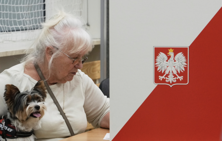 Trzaskowski a Nawrocki už odvolili, priebeh volieb v Poľsku je pokojný