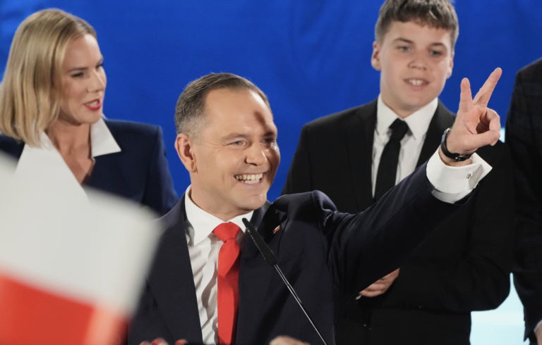 Varšava sa bráni: Prezidenta Nawrockého krivo označili za revizionistu holokaustu