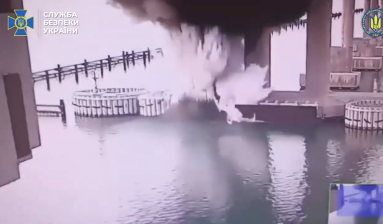 Zásah podpery mostu počas akcie SBU: Reprofoto: Twitter