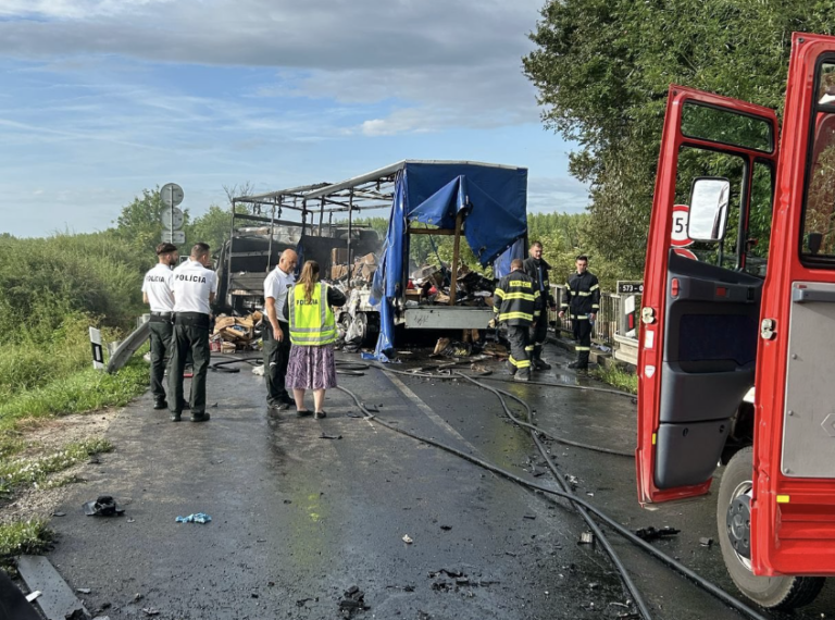 Nehoda kamióna, dodávky a mikrobusu na juhu: štyri obete a niekoľko zranených