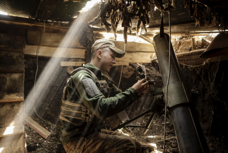 Ukrajina pod tlakom: Rusi postupujú, Američania znižujú dodávky munície