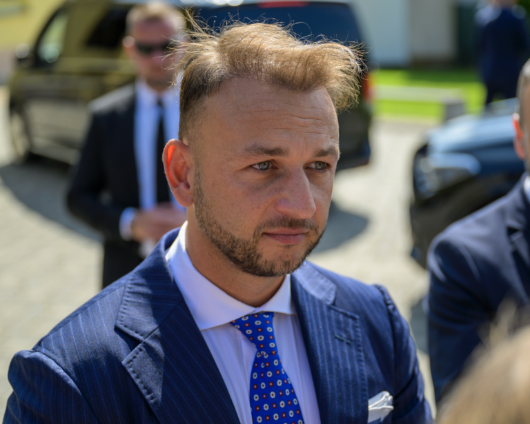 O statusoch ministra Šutaja Eštoka počas kampane rozhodne správny súd