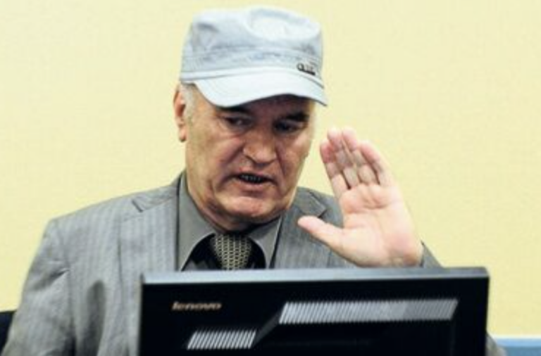 Ratko Mladić sa chce dostať z Haagu, vojnový zločinec žiada o slobodu