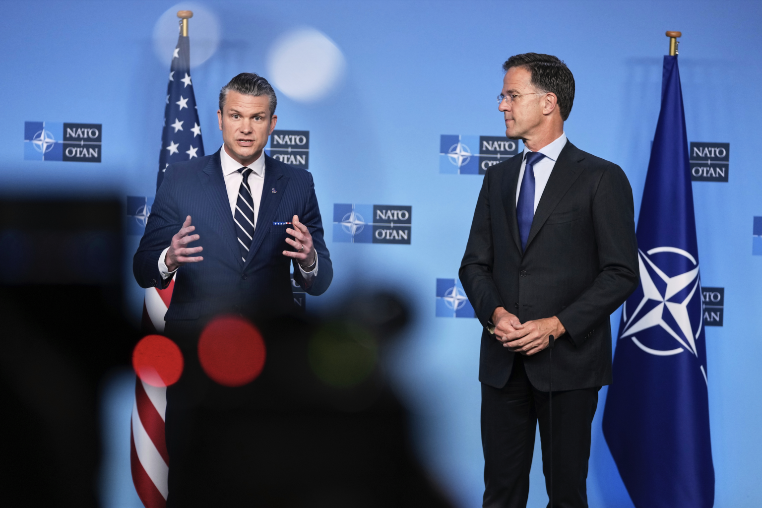 Zľava: Pete Hegseth a Mark Rutte. Foto: AP Photo/Virginia Mayo