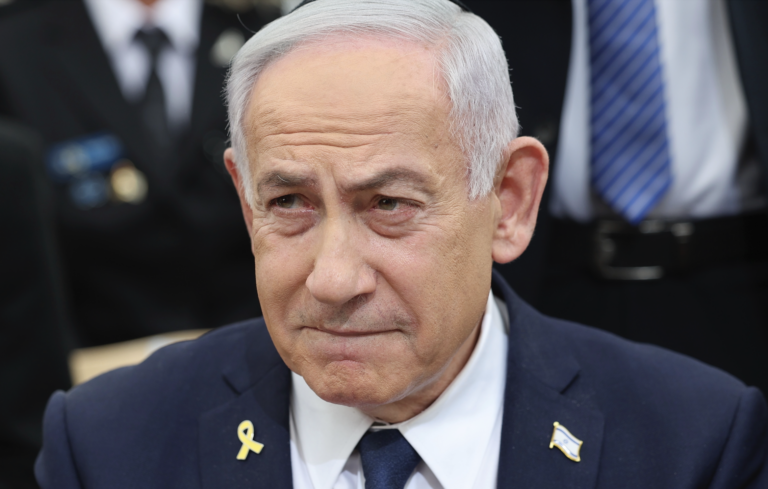 Súd odmietol zrušiť zatykače na Netanjahua, vyšetrovanie bude pokračovať