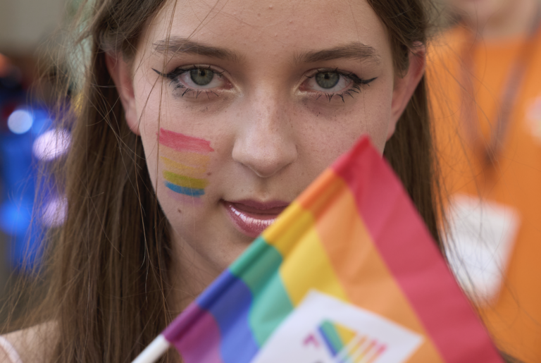 Linka dôvery pre LGBT mladých končí, Biely dom hovorí o šírení ideológie