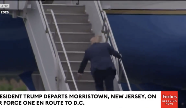 Trump zakopol na schodoch do lietadla. Internet mu pripomenul Bidena