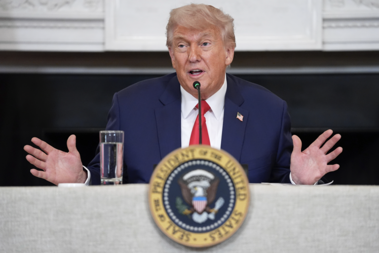 Trump zvažuje nové bombardovanie Iránu, ak Teherán zvýši obohacovanie